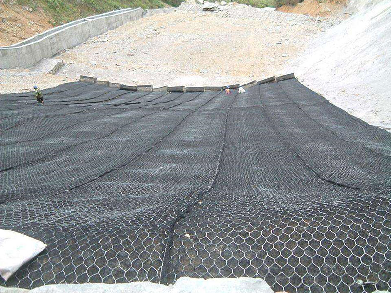 加筋麥克墊用于水流導(dǎo)致的岸坡侵蝕防護(hù)